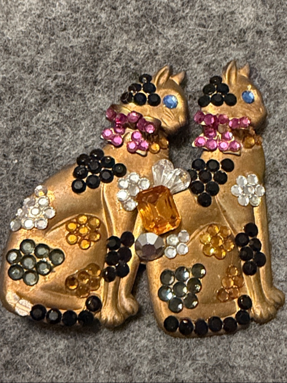 Sparkling Gold-Tone Jeweled Double Cat Brooch blue eyes